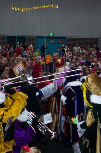 zwartepietenorkest speelt als Sinterklaas arriveert